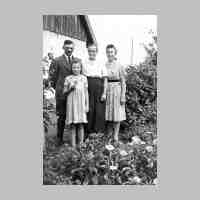 006-0091 Das Ehepaar Albert und Anna Quednau mit ihren Toechtern Herta und Gerda.jpg